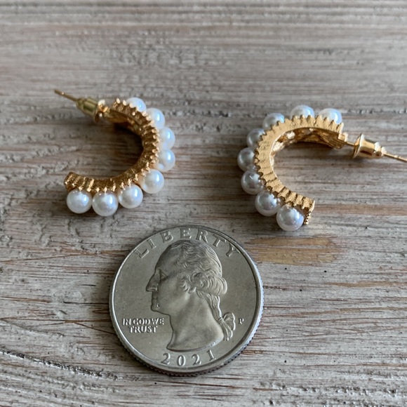 6/$8 NEW Gold Tone Hoop Earrings - Picture 13 of 14